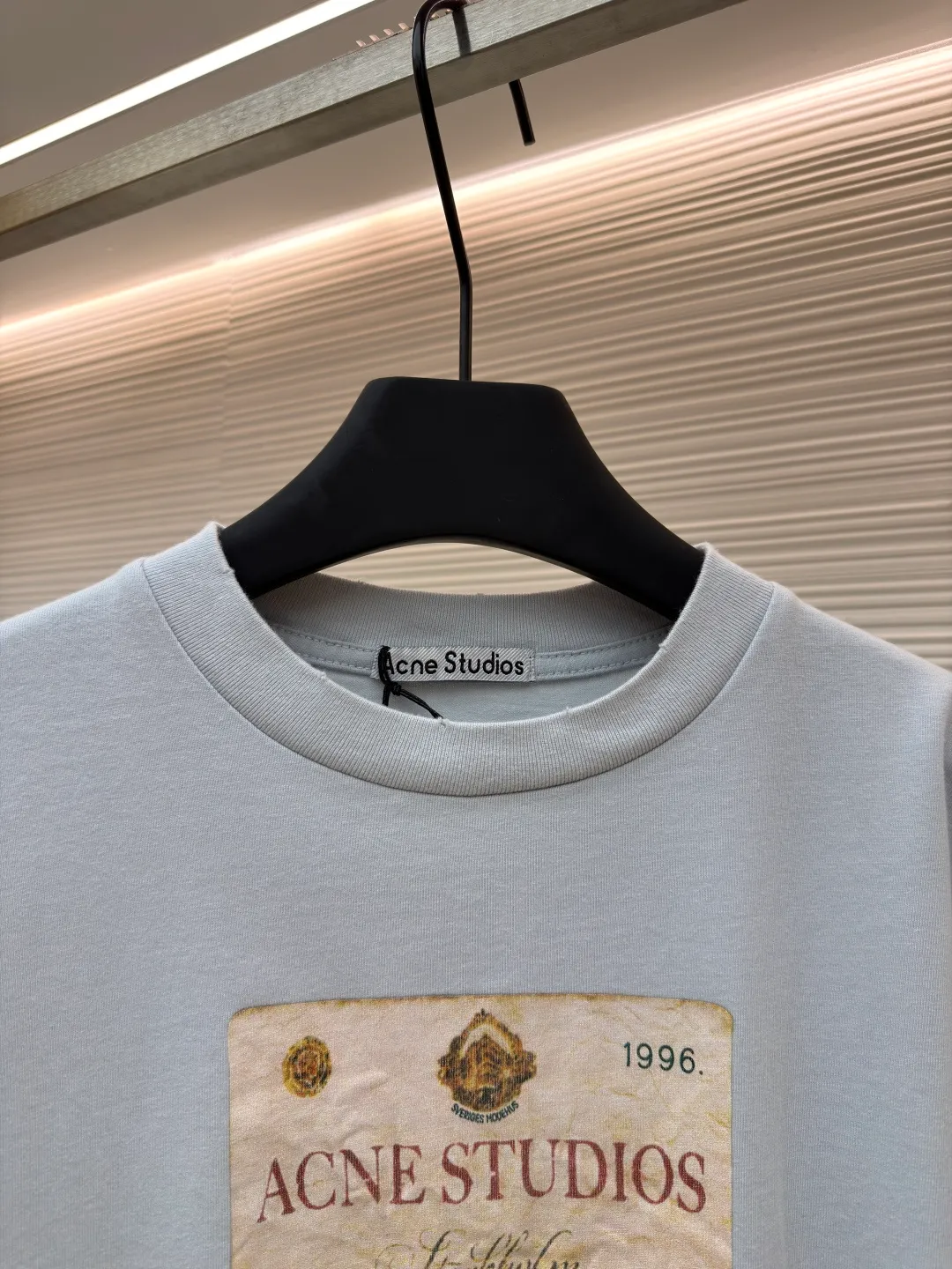 Acne Studios coin letter fake two-piece long sleeves ●Authentic product: purchased and developed by 2319 ●Item number: 1680854-A50 ●Fabric: long-staple cotton fabric ●Technology: positioning cutting machine ●Version: loose version ●Weight: about 375 grams ●Size: S-M-L-XL ●Description: High-density 60-count 100% long-staple cotton, light and crisp! It is breathable and soft and creates a fake two-piece effect that is very fashionable on the upper body. It creates a relaxed and casual feeling and the hem hangs naturally, which is a perfect crotch-covering artifact. The hem is a simple double-stitched hem! The irregular distressed and frayed colors echo the collar and cuffs, the overall alignment is straight and delicate, the fabric is comfortable and soft, and the color is consistent with no color difference. It can be matched with the same style to create a fashionable look, and can be used in various occasions. Customized accessories, complete with three standards, same style for men and women!